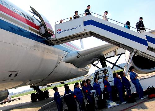 旅客從停靠在上海虹橋國(guó)際機(jī)場(chǎng)停機(jī)坪的一架客機(jī)上陸續(xù)走出(10月2日攝)。新華社記者 陳飛 攝