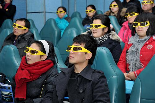 12月6日,在山東省科技館4D科普影院,觀眾在觀看《劍齒王朝》。新華社記者 徐速繪 攝