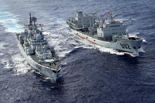 12月6日,鄱陽(yáng)湖艦(右)為寧波艦進(jìn)行海上綜合補(bǔ)給。當(dāng)日,中國(guó)海軍艦艇編隊(duì)在西太平洋某海域完成航行綜合補(bǔ)給訓(xùn)練。此前,鄱陽(yáng)湖艦已經(jīng)先后完成了對(duì)杭州艦、寧波艦的綜合補(bǔ)給訓(xùn)練。海軍艦艇編隊(duì)自11月底進(jìn)入西太平洋后,已按計(jì)劃順利完成晝夜連續(xù)航行與防御、編隊(duì)遠(yuǎn)海作戰(zhàn)與補(bǔ)給、艦機(jī)協(xié)同聯(lián)合搜救等科目訓(xùn)練。新華社記者 孫彥新 攝
