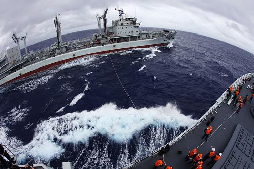 12月6日,鄱陽(yáng)湖艦(左)向舟山艦發(fā)射引纜,準(zhǔn)備開(kāi)展海上綜合補(bǔ)給。新華社發(fā)(琚振華 攝)