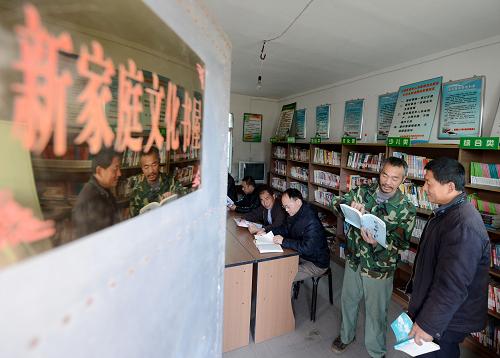 12月7日,江西新建縣溪霞鎮(zhèn)石咀村村民在農(nóng)家書屋閱讀。新華社記者 周科 攝