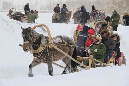 12月14日,人們在新疆阿勒泰市拉斯特鄉(xiāng)體驗雪上運動。新華社發(fā)(唐曉波 攝)
