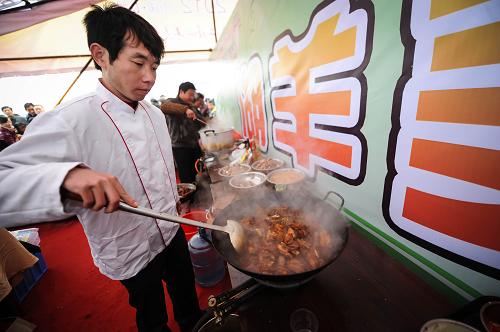 12月15日,廚師在活動(dòng)現(xiàn)場(chǎng)烹飪湖羊美食。新華社記者 徐昱 攝