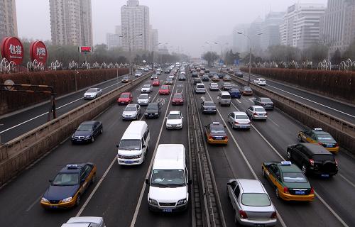 12月15日,車輛行駛在北京西二環(huán)上。北京市交通委日前表示,2013年將繼續(xù)實(shí)施小客車指標(biāo)調(diào)控政策,市民購(gòu)車仍需搖號(hào)。對(duì)中簽不買車者將不會(huì)進(jìn)行處罰,對(duì)于長(zhǎng)期搖不中者將不會(huì)有特別的政策。北京市在實(shí)施購(gòu)車搖號(hào)政策后,2011年北京凈增機(jī)動(dòng)車17.3萬輛,比2010年少增61.7萬輛,同比下降78.1%,機(jī)動(dòng)車快速增長(zhǎng)勢(shì)頭得到了有效遏制,中心城交通運(yùn)行狀況有所好轉(zhuǎn),高峰時(shí)段路網(wǎng)運(yùn)行速度由每小時(shí)22.6公里提高到25.3公里。但在北京市機(jī)動(dòng)車總量基數(shù)大的情況下,緩解交通擁堵形勢(shì)仍然嚴(yán)峻,2013年北京將繼續(xù)實(shí)施小客車指標(biāo)調(diào)控,具體措施及指標(biāo)額度目前正在研究中。新華社記者 李欣 攝