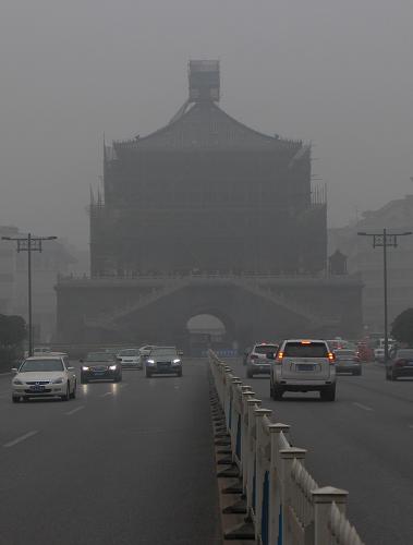 這是12月15日中午拍攝的陰霾籠罩的西安鐘樓。新華社記者 丁海濤 攝