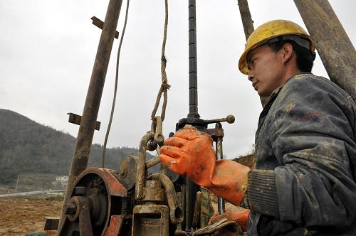 12月16日,建筑工人在貴陽東北繞城高速公路尖坡至小碧段施工。新華社記者歐東衢攝