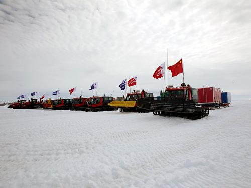 12月16日,內(nèi)陸車隊(duì)整裝待發(fā)。車隊(duì)共由6輛PB300雪地車和3輛卡特雪地車、35個(gè)雪橇組成。當(dāng)日,中國第29次南極考察隊(duì)25名內(nèi)陸隊(duì)隊(duì)員從位于中山站西南5公里處的內(nèi)陸出發(fā)基地向昆侖站進(jìn)發(fā),開啟我國南極考察隊(duì)第12次內(nèi)陸冰蓋征程。 新華社記者徐硙攝