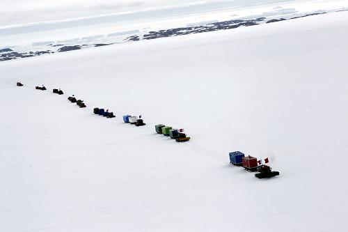 12月16日,9輛雪地車在冰蓋上蜿蜒前行(航拍照片)。新華社記者徐硙攝