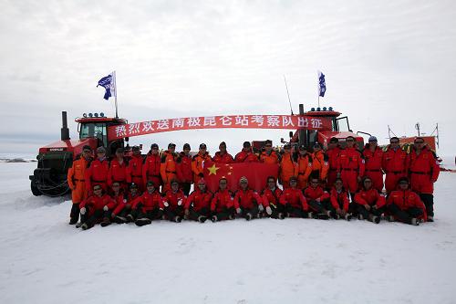 12月16日,內(nèi)陸隊(duì)隊(duì)員出發(fā)前在出發(fā)基地合影留念。內(nèi)陸隊(duì)計(jì)劃于2013年2月中旬返回中國南極中山站。新華社記者徐硙攝