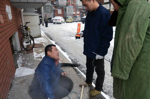 12月16日,在長春市花園小區(qū),長春市供熱集團(tuán)東泰分公司供暖搶修員準(zhǔn)備下到供熱閥門井內(nèi)維修。新華社記者林宏攝