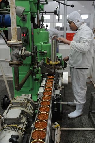 12月16日,平泉縣一家蘑菇加工企業(yè)的工作人員在給蘑菇醬封罐。近年來(lái),河北平泉縣充分發(fā)揮氣候與區(qū)域優(yōu)勢(shì),通過(guò)政府扶持、典型帶動(dòng)、科技創(chuàng)新等舉措,積極引導(dǎo)農(nóng)民發(fā)展食用菌產(chǎn)業(yè)。目前,平泉縣食用菌年生產(chǎn)總量32萬(wàn)噸,實(shí)現(xiàn)產(chǎn)值32億元,促進(jìn)農(nóng)民人均增收2600多元。新華社發(fā)(王曉 攝)