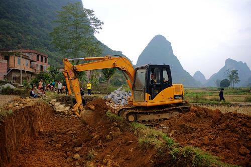 12月17日,廣西大化縣共和鄉(xiāng)皂江村造江屯群眾在拓寬田間灌溉水渠。新華社記者 張愛林 攝