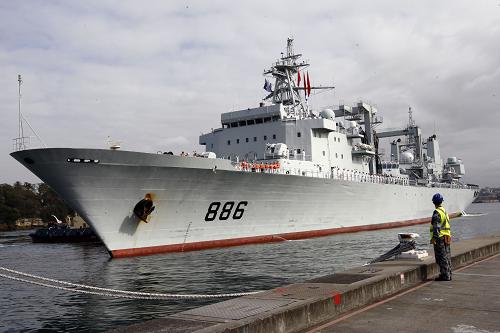 12月18日,中國海軍“千島湖”號綜合補給艦駛進澳大利亞悉尼花園島海軍基地。由中國人民解放軍海軍第十二批護航編隊“益陽”號和“常州”號導彈護衛(wèi)艦、“千島湖”號綜合補給艦組成的出訪編隊當日抵達澳大利亞悉尼花園島海軍基地,開始對澳大利亞進行為期5天的正式友好訪問。新華社記者 金林鵬 攝