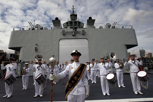 12月18日,在澳大利亞悉尼花園島海軍基地,澳大利亞海軍軍樂隊演奏樂曲,歡迎中國海軍護航編隊來訪。新華社記者 金林鵬 攝