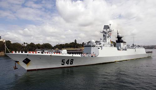 12月18日,中國海軍“益陽”號導彈護衛(wèi)艦駛進澳大利亞悉尼花園島海軍基地。新華社記者 金林鵬 攝