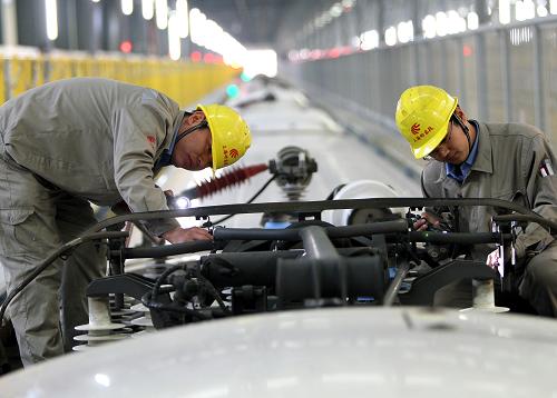12月19日,技術(shù)人員在對動車受電弓進(jìn)行檢查。新華社記者 陳飛 攝
