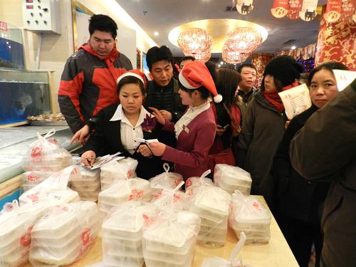 12月21日,顧客在北京西單一家餃子館排隊(duì)購買外賣餃子。當(dāng)日是農(nóng)歷二十四節(jié)氣中的冬至,我國北方地區(qū)有“過冬至,吃餃子”的習(xí)俗。不少地方的餃子館出現(xiàn)“一座難求”的現(xiàn)象,生意火爆。新華社發(fā)(王振 攝)