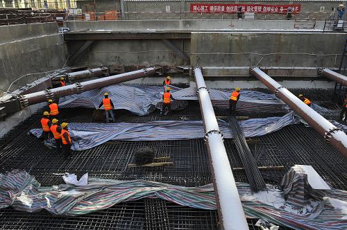 12月21日,工人們在北京地鐵15號線一期工程安立路站工地上施工。當日是冬至節(jié)氣。經(jīng)過一場降雪,北京的天氣更加寒冷,中國中鐵隧道集團有限公司承建的地鐵15號線一期工程安立路站工地依然一派繁忙。據(jù)介紹,安立路站設(shè)計全長312.70米,于2012年3月開工。在施工過程中,承建單位克服了場地狹窄、管線改移工作復雜、暗挖工程難度大等技術(shù)難題,工程目前進展順利,預計2014年底完工。新華社記者 魯鵬 攝