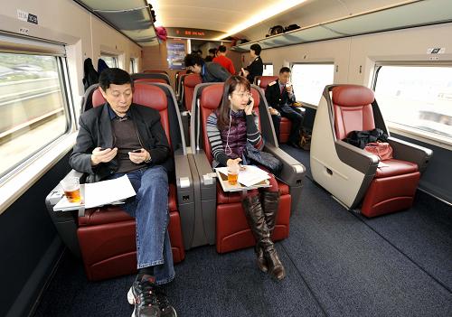 12月22日,媒體記者在體驗京廣高鐵列車。新華社記者 陳曄華 攝