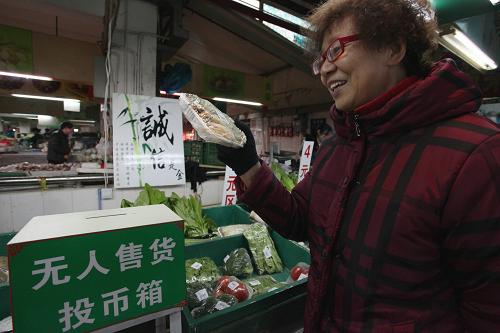 12月29日,居民在上海普陀區(qū)華池菜場(chǎng)無(wú)人銷售蔬菜試銷點(diǎn)挑選蔬菜。近日,上海普陀區(qū)藍(lán)田、華池等5家菜場(chǎng)開(kāi)設(shè)無(wú)人銷售蔬菜試銷點(diǎn),直銷從市郊金山區(qū)一家蔬菜種植合作社專送的蔬菜。這些無(wú)人銷售蔬菜點(diǎn)對(duì)各類蔬菜分類包裝,分設(shè)1元、2元、3元和4元區(qū),市民可根據(jù)需要自行選擇,并投幣付款。據(jù)悉,從2013年元旦起,無(wú)人銷售蔬菜試銷點(diǎn)將正式落戶這些菜場(chǎng),并逐步擴(kuò)大規(guī)模。新華社發(fā)(莊毅 攝)