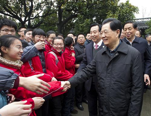 12月26日至29日,國(guó)家主席胡錦濤在江蘇考察工作。這是胡錦濤在泰州中學(xué)親切勉勵(lì)同學(xué)們珍惜現(xiàn)在良好的學(xué)習(xí)環(huán)境,打好知識(shí)基礎(chǔ),培育優(yōu)良品德,練就強(qiáng)健體魄,做到全面發(fā)展,將來(lái)在國(guó)家建設(shè)的偉大實(shí)踐中創(chuàng)造優(yōu)秀的業(yè)績(jī)。新華社記者 李學(xué)仁 攝