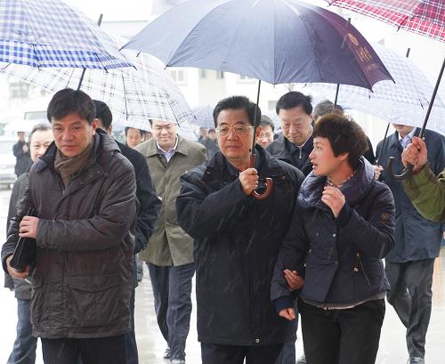 12月26日至29日,國(guó)家主席胡錦濤在江蘇考察工作。這是胡錦濤在鹽城市恒北村考察時(shí)為講解的村支書(shū)打傘。新華社記者 李學(xué)仁 攝