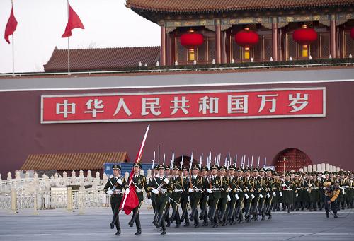 1月1日,國旗護(hù)衛(wèi)隊護(hù)送國旗走向升旗臺。當(dāng)日清晨,來自全國各地的2萬余名群眾在北京天安門廣場觀看升國旗儀式,迎接2013年的到來。新華社記者 張宇 攝
