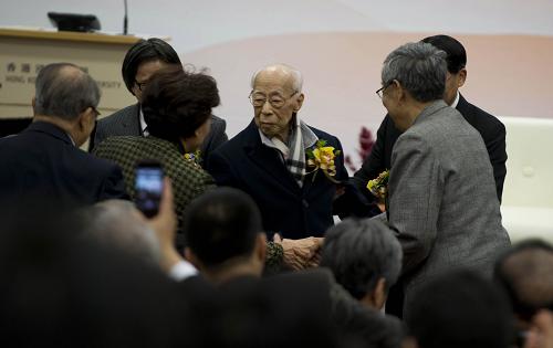 1月21日,國學(xué)大師饒宗頤教授(中)出席“饒宗頤國學(xué)院”成立典禮。新華社記者 趙宇思 攝