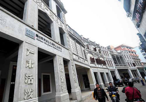這是修繕完工的??谑兴锟诮烛T樓(1月21日攝)。近日,海南省??谑兴锟诮烛T樓首批10幢歷史建筑修繕完畢,正式對外開放。經(jīng)營海南黃花梨、黎錦等海南特色商品的商家已經(jīng)入駐;海口南洋騎樓老街風貌展示館、馬來西亞峇峇娘惹文化館等展館也正式開門迎客。騎樓老街是海口市最具特色的街道景觀之一,保存著眾多富有南洋風情的建筑群,于2009年被文化部和國家文物局列為首批十大“中國歷史文化名街”之一。新華社記者 郭程 攝