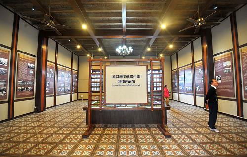 1月21日,市民在參觀??谀涎篁T樓老街風貌展示館。新華社記者 郭程 攝