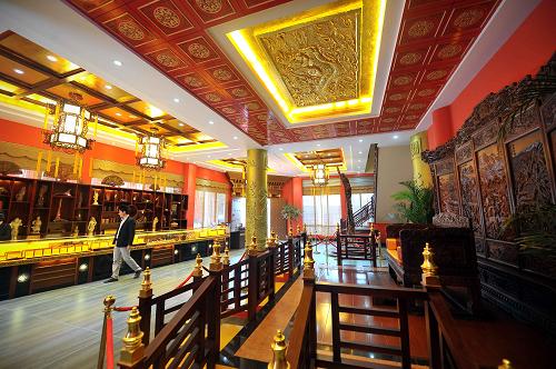 這是??谑兴锟隍T樓中一家銷售海南黃花梨工藝品的商鋪(1月21日攝)。新華社記者 郭程 攝