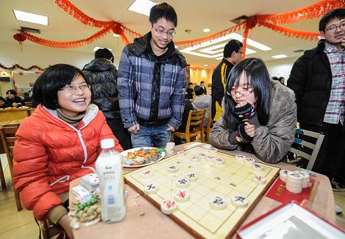 1月21日,浙江工業(yè)大學(xué)寒假留校大學(xué)生們?cè)?#8220;留家莊”的活動(dòng)室內(nèi)下棋。新華社記者 徐昱 攝
