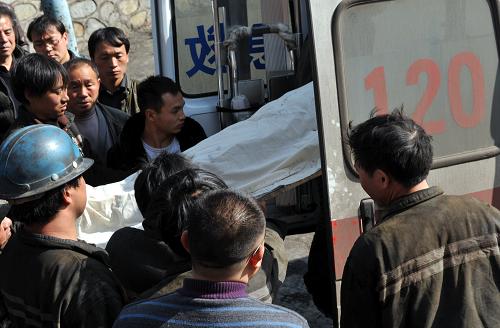 1月21日,一名遇難礦工的遺體被運到車上。截至1月21日下午5時,貴州金佳煤礦煤與瓦斯突出事故現(xiàn)場新發(fā)現(xiàn)3名遇難人員,遇難礦工人數(shù)增至5人,仍有8名礦工被困井下生死不明。18日17時29分,位于貴州省盤縣境內(nèi)的金佳煤礦一采區(qū)211運輸石門工作面發(fā)生煤與瓦斯突出事故。經(jīng)初步分析,本次事故屬煤與瓦斯延時突出事故,煤與瓦斯突出量大,初步估算,事故突出煤量超過1700噸。新華社記者 楊楹 攝