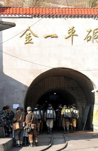 1月21日,在貴州金佳煤礦煤與瓦斯突出事故現(xiàn)場,一批救援人員準(zhǔn)備下井。新華社記者 楊楹 攝