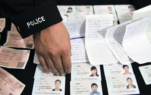 1月22日,烏魯木齊鐵路公安處干警在現(xiàn)場查驗(yàn)收繳的身份證和火車票。新華社記者 趙戈 攝