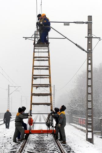 1月21日,工程人員在調(diào)試接觸網(wǎng)。當日,中鐵七局鄭州公司500多名干部職工在隴海鐵路因南水北調(diào)工程而改線的路段(關帝廟至滎陽間)進行撥接施工,將隴海鐵路上、下行鐵路由臨時改線段撥接至原既有線段(老段)。至此,南水北調(diào)中線總干渠下穿隴海鐵路工程已全部完成。