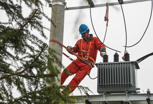 1月22日,浙江長興縣供電局工作人員在南莊村架設配電變壓器。截至2012年底,浙江省長興縣供電局新農村電氣化建設累計投入資金超7億元,累計新建改造低壓線路2450千米,建成4077個電氣化臺區(qū),增容39.37萬千伏安,用電信息采集實現全覆蓋。隨著“村村電氣化”的實現,長興縣農村電網供電能力和穩(wěn)定性得到有效提升,農網供電可靠率(RS1)和綜合電壓合格率達到99.99656%和99.93%。新華社記者 徐昱 攝