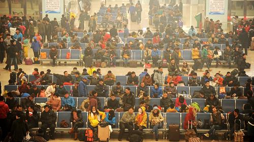 1月22日,旅客在石家莊新客站候車大廳內(nèi)候車。2013年全國鐵路春運將于1月26日開始,目前鐵路石家莊站通過優(yōu)化運能配置、力推便民措施等全力備戰(zhàn)春運。2013年春運期間,石家莊火車站計劃開行圖定臨客70趟,其中,始發(fā)終到臨客4對,高鐵4對,石家莊北站計劃加開臨客2趟。據(jù)鐵路部門預計,2013年春運期間全國鐵路將發(fā)送旅客22450萬人,同比增加993萬人,增長4.6%。新華社發(fā)(朱旭東攝)