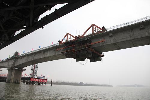 1月22日,位于江蘇省揚(yáng)州市的寧(南京)啟(啟東)鐵路復(fù)線京杭運(yùn)河特大橋主跨合龍。新華社發(fā)(張丙濤 攝)