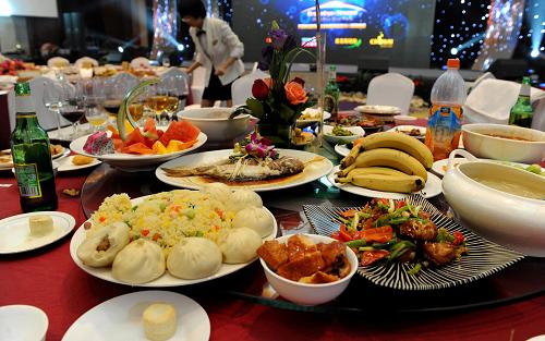 青島市市南區(qū)某酒店,服務員在一宴會結束后收拾餐桌(1月19日攝)。餐桌浪費不減,宴請單位成謎……連日來,記者深入部分省市的餐飲市場,發(fā)現(xiàn)中央“八項規(guī)定”“六項禁令”出臺后,公款吃請之風得到遏制,鋪張浪費仍普遍存在。在全國上下倡導厲行節(jié)約之時,鋪張的場面格外“刺眼”。新華社記者 李紫恒 攝