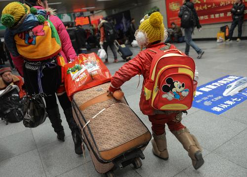 1月22日,一名小女孩隨母親進(jìn)入杭州火車站候車。她的老家在貴州,父母在杭州富陽打工。春運(yùn)大幕將要開啟,不少在浙江生活的外來務(wù)工人員隨遷子女已提前踏上回鄉(xiāng)之路。勞務(wù)輸入大省浙江目前有超過2000萬外來務(wù)工人員,他們的隨遷子女在春節(jié)前后也要像候鳥一樣,與父母一起在旅途中奔波。據(jù)浙江省春運(yùn)辦預(yù)測(cè),2013年春運(yùn)浙江全省將發(fā)送旅客2.45億人次,其中鐵路旅客963萬人次。新華社記者 韓傳號(hào) 攝