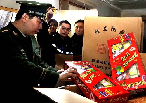 1月22日,消防警官在清點(diǎn)查獲的煙花爆竹。當(dāng)日,上海市消防局閘北消防支隊(duì)接一小區(qū)物業(yè)管理部門(mén)舉報(bào),會(huì)同派出所民警果斷出擊,搗毀了藏匿在上海市柳營(yíng)路328弄一居民小區(qū)里的非法煙花爆竹窩點(diǎn),當(dāng)場(chǎng)查獲煙花爆竹500余箱、禮花彈40箱,及時(shí)消除了重大安全隱患,這是今年以來(lái)上海警方查獲的最大一處非法藏匿煙花爆竹窩點(diǎn)。新華社記者 陳飛 攝