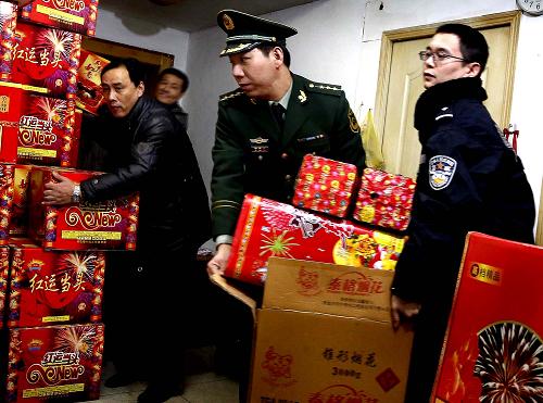 1月22日,消防警官和民警在清點(diǎn)查獲的煙花爆竹。新華社記者 陳飛 攝