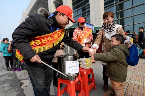 1月23日,志愿者為旅客提供免費(fèi)姜湯。 當(dāng)日,合肥市瑤海區(qū)春運(yùn)志愿服務(wù)正式啟動(dòng),100位春運(yùn)志愿者來(lái)到鐵路合肥站,開(kāi)始為期40余天的鐵路服務(wù)工作。他們將在指引候車(chē)、幫提行李、應(yīng)急處理等方面幫助旅客。新華社發(fā)(張端 攝)