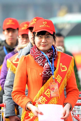 1月23日,志愿者在上崗儀式現(xiàn)場(chǎng)。新華社發(fā)(張端 攝)