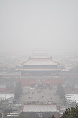 這是霧霾籠罩下的故宮(1月23日攝)。霧霾再次“席卷”京城,23日9時(shí)實(shí)況監(jiān)測(cè)顯示,北京城區(qū)空氣質(zhì)量再次達(dá)到最嚴(yán)重的六級(jí)嚴(yán)重污染。氣象部門表示,23日白天,北京大部分地區(qū)仍大霧彌漫,東南部可能出現(xiàn)能見度不足500米的霧和能見度小于3000米的霾,建議市民減少外出。預(yù)計(jì)23日傍晚前后隨著一股冷空氣南壓,北京將出現(xiàn)四五級(jí)的北風(fēng),屆時(shí)有望吹散霧霾,明顯改善空氣質(zhì)量。新華社記者 王申 攝