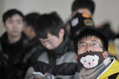 1月23日,在合肥火車站候車廳內(nèi),一位學(xué)生在查看車次信息。近日,隨著各大高校陸續(xù)放假,學(xué)生客流開始增加,在合肥火車站候車廳內(nèi),隨處可見背著行囊準(zhǔn)備登車的學(xué)生旅客。據(jù)合肥火車站介紹,目前,學(xué)生客流日均接近3萬人,占出行總旅客的近半數(shù)。預(yù)計學(xué)生客流高峰將持續(xù)至本月底。新華社記者 郭晨攝