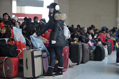 1月23日,在合肥火車站候車廳內(nèi),一位學(xué)生旅客在等待進(jìn)站。新華社記者 郭晨 攝