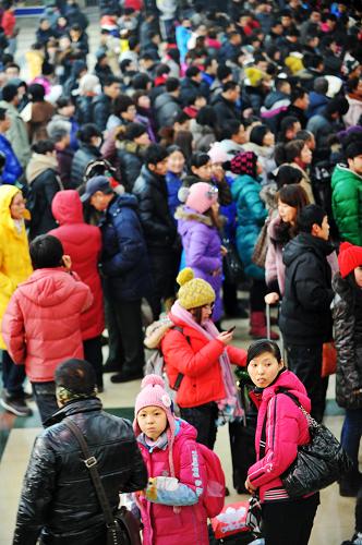 2012年1月8日,在哈爾濱火車站一樓售票大廳,“排票”旅客人頭攢動(dòng)。新華社記者 王建威 攝