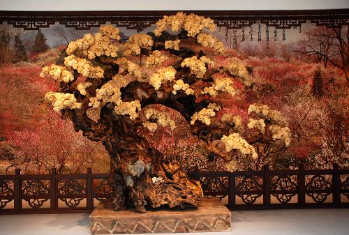 中國梅花藝術(shù)中心里陳置的大型根雕形狀酷似梅樹(1月23日攝)。近日,中國梅花藝術(shù)中心于南京市梅花山景區(qū)落成,成為目前國內(nèi)規(guī)模最大的梅花主題藝術(shù)館。該藝術(shù)館集科普教育、藝術(shù)觀賞、科研生產(chǎn)等功能于一身,除了陳列主題書畫及現(xiàn)場盆栽表演,館內(nèi)還收藏紫砂茶壺、古玩、玉石、根雕等展品300余件。據(jù)介紹,中國梅花藝術(shù)中心將于今年梅花節(jié)期間(2月20日左右)正式對(duì)外開放。新華社發(fā)(李響 攝)